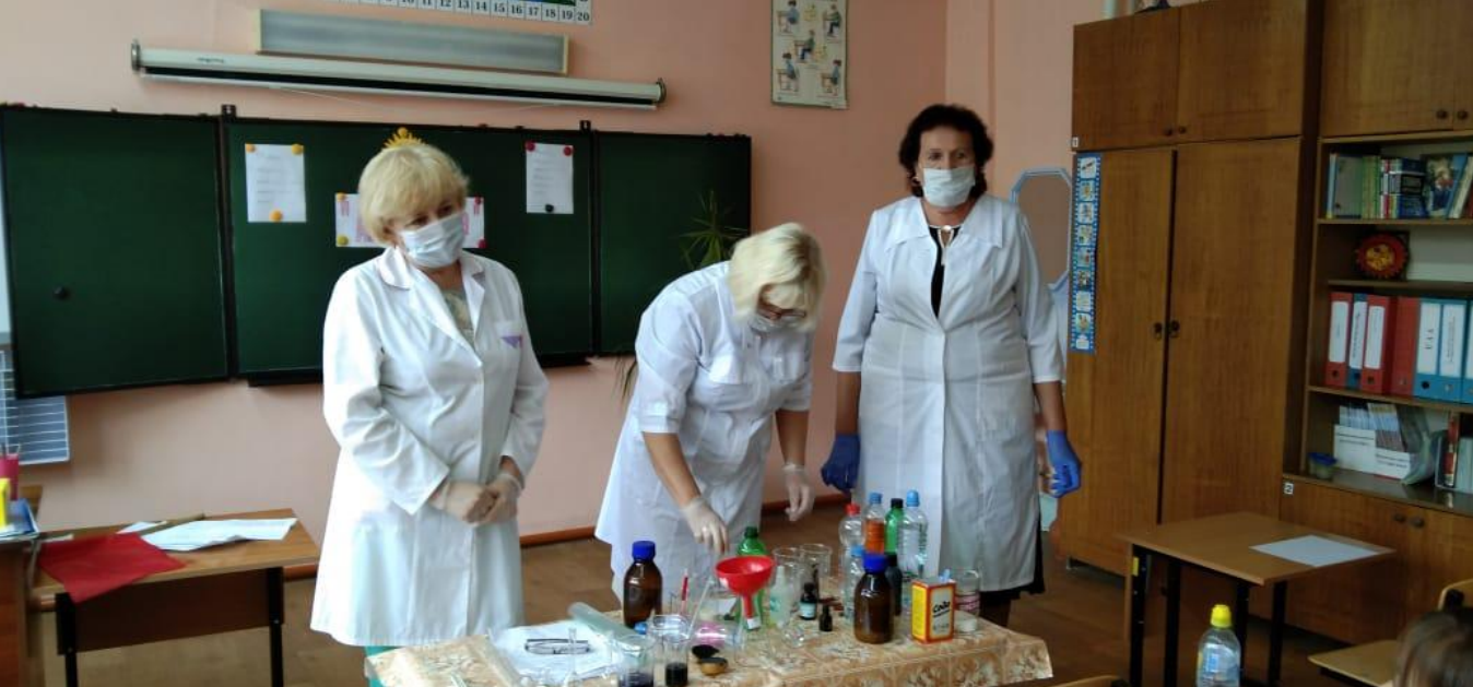 18 и 19 августа 2020 года в школах г.Шебекино и Шебекинского района (МБОУ “Купинская СОШ” и МБОУ “СОШ №5”) преподавателями ОГАПОУ “ШТПТ” проведены мастер-классы по занимательной химии для учащихся 1-4 классов. 18 и 19 августа 2020 года в школах г.Шебекино и Шебекинского района (МБОУ “Купинская СОШ” и МБОУ “СОШ №5”) преподавателями ОГАПОУ “ШТПТ” проведены мастер-классы по занимательной химии для учащихся 1-4 классов.