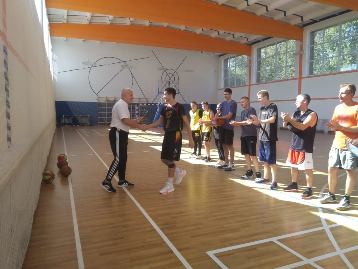 Матч по баскетболу